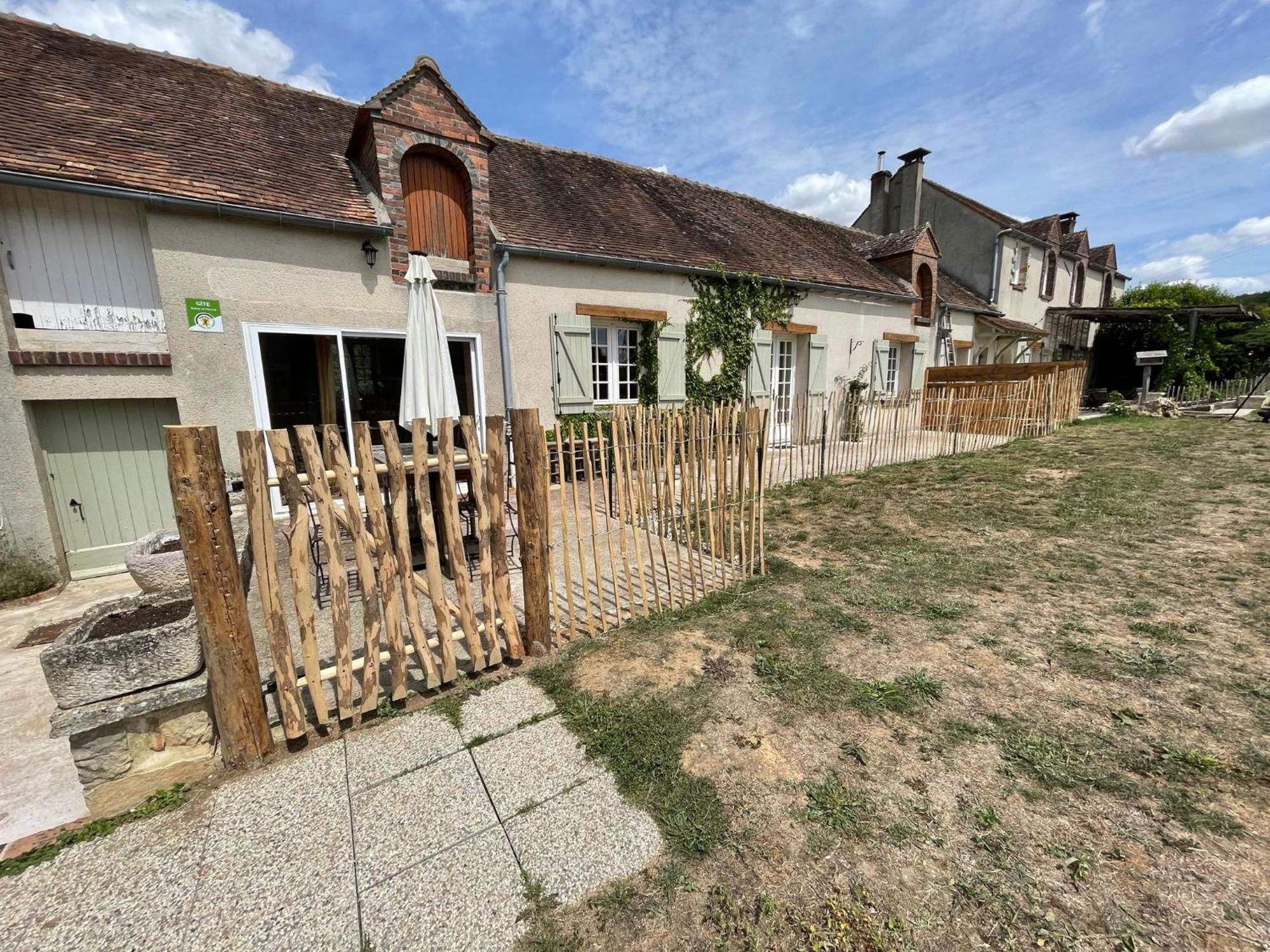 Le Gite De Gaia Hotell Villemer  Exteriör bild
